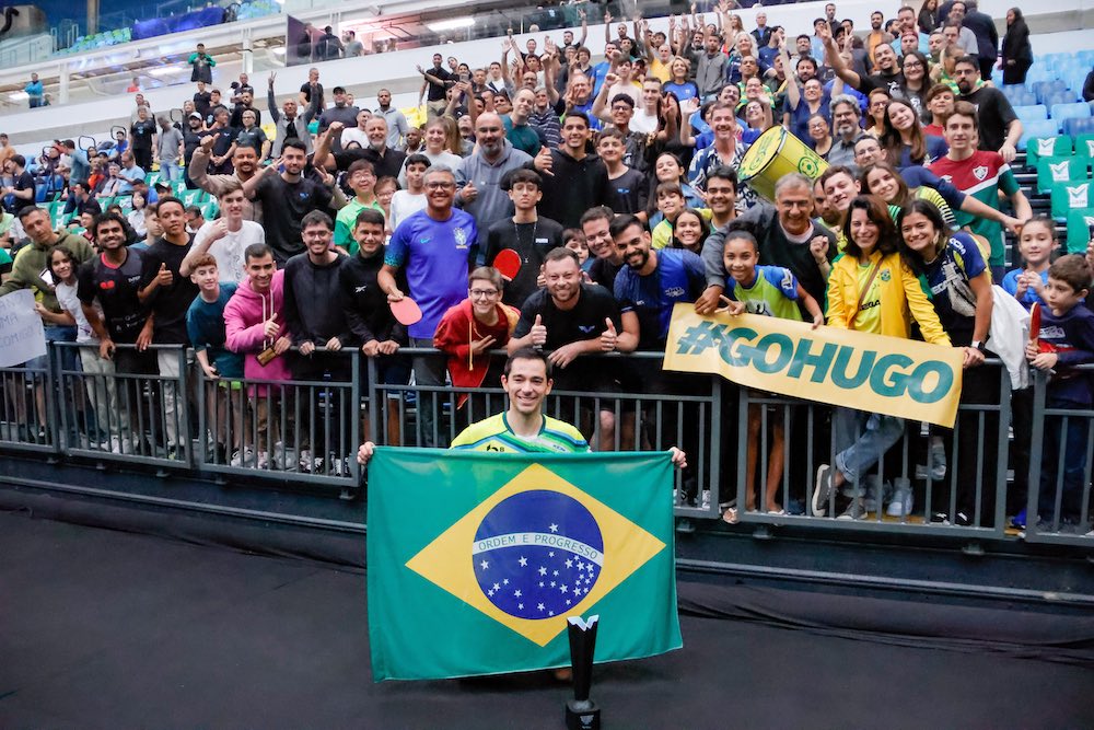 Hugo Calderano merayakan kemenangan bersama Fans.