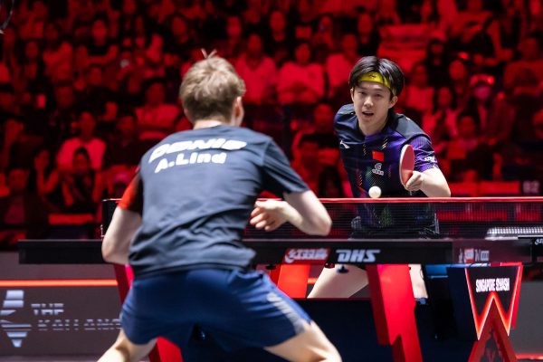 Wang Chuqin bangkit dramatis kalahkan Anders Lind di Singapore Smash 2026 lewat duel sengit empat gim penuh tensi.