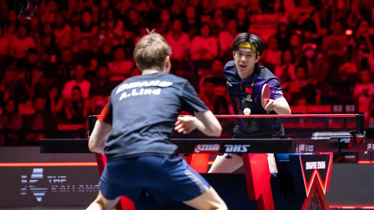 Wang Chuqin bangkit dramatis kalahkan Anders Lind di Singapore Smash 2026 lewat duel sengit empat gim penuh tensi.