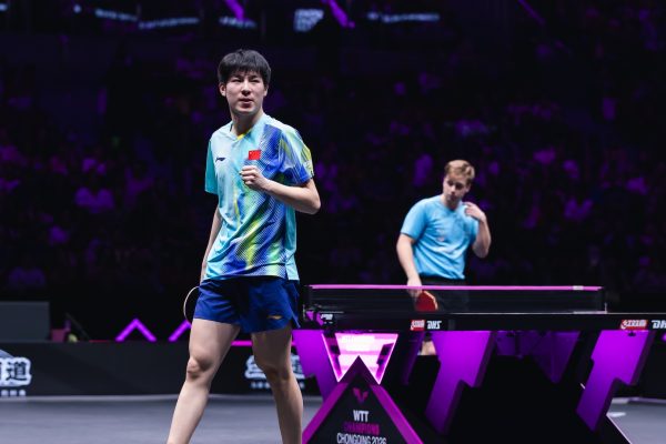 Wen Ruibo tampil perkasa di WTT Champions Chongqing 2026. Singkirkan Truls Moregard (3-1), bintang muda China ini amankan tiket perempat final!