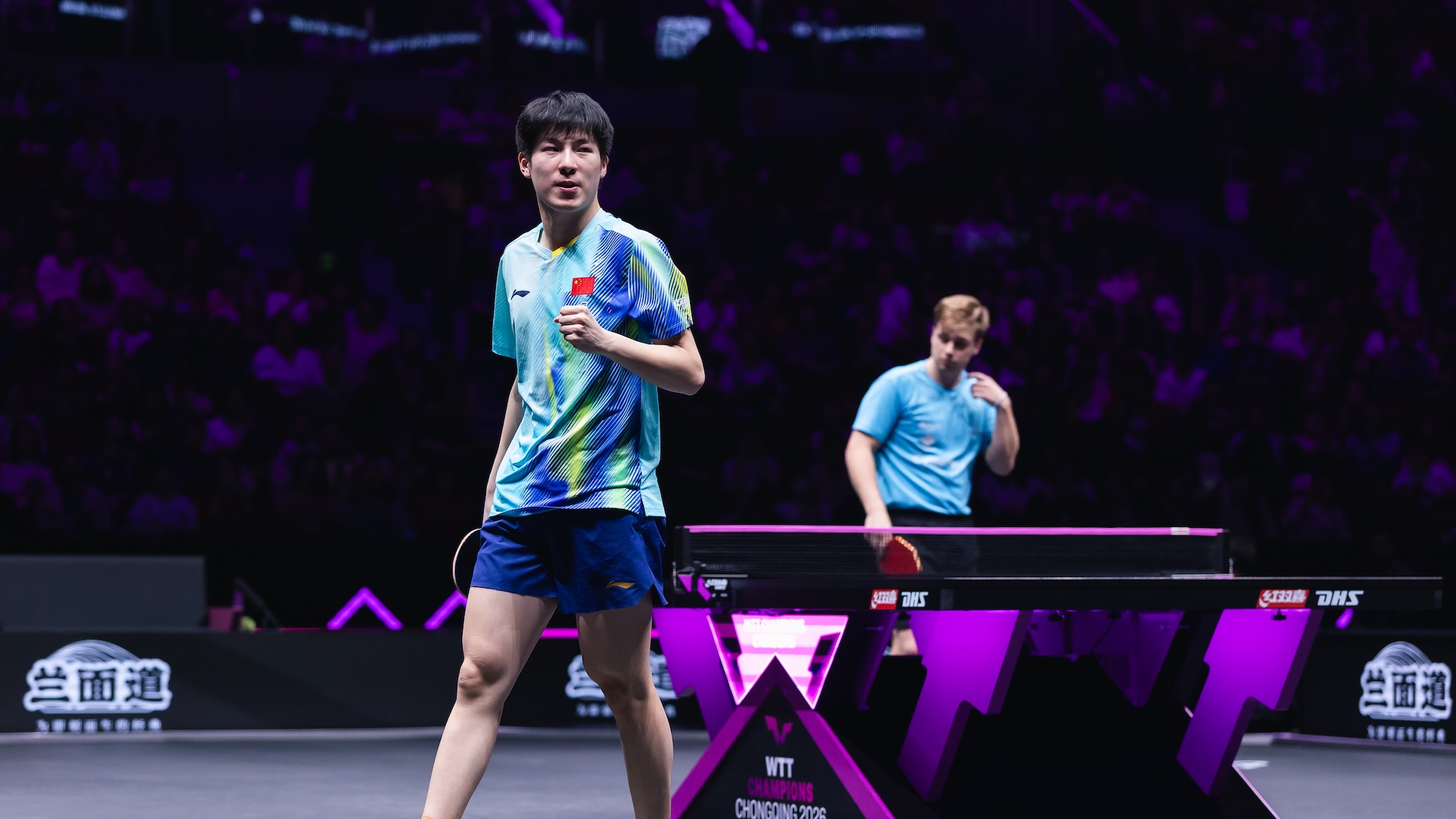 Wen Ruibo tampil perkasa di WTT Champions Chongqing 2026. Singkirkan Truls Moregard (3-1), bintang muda China ini amankan tiket perempat final!