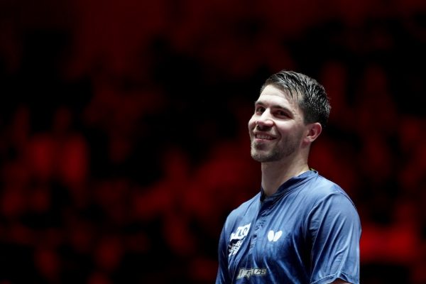 Patrick Franziska singkirkan Tomokazu Harimoto 3-2 di Singapore Smash 2026, ciptakan kejutan besar babak 16 besar.