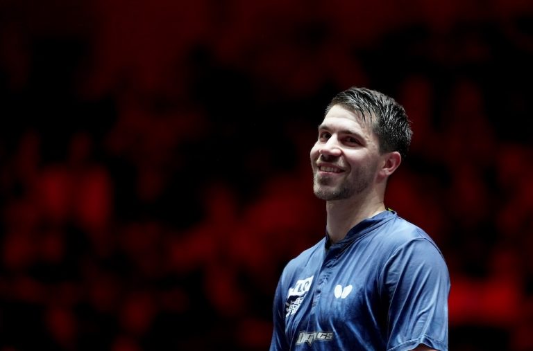 Patrick Franziska singkirkan Tomokazu Harimoto 3-2 di Singapore Smash 2026, ciptakan kejutan besar babak 16 besar.
