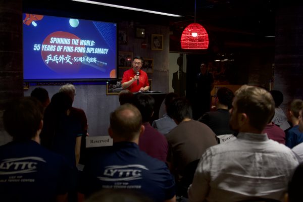 Chen Li, Konsul Jenderal Tiongkok di New York, berbicara dalam acara peringatan HUT ke-55 Diplomasi Ping-pong Tiongkok-AS di SPIN New York Flatiron pada hari Jumat