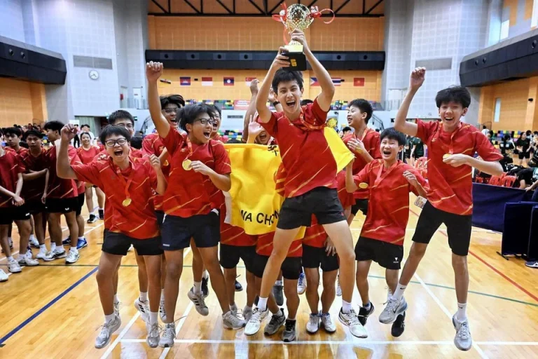 Hwa Chong Institution (HCI) rebut kembali gelar juara tenis meja putra B Division NSG 2026 setelah menumbangkan sang rival, Raffles Institution.
