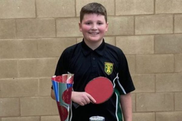 Setahun usai sembuh dari kanker, Josh Asbury lolos ke final nasional tenis meja. Simak kisah haru kebangkitannya dari kursi roda menuju mimpi Olimpiade! (tabletennisengland.co.uk)