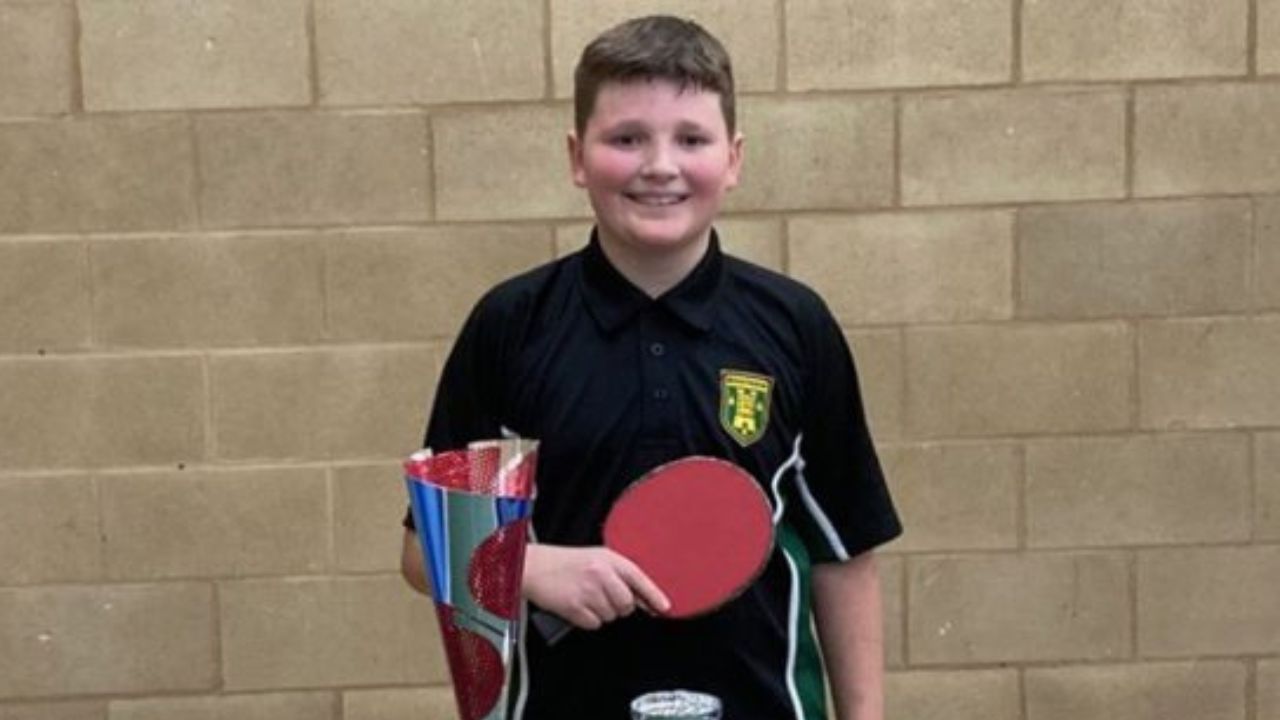 Setahun usai sembuh dari kanker, Josh Asbury lolos ke final nasional tenis meja. Simak kisah haru kebangkitannya dari kursi roda menuju mimpi Olimpiade! (tabletennisengland.co.uk)