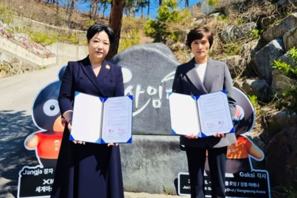 Hyun Jung-hwa, Ketua Eksekutif Komite Penyelenggara Kejuaraan Dunia Tenis Meja Masters Gangneung 2026 (kanan)