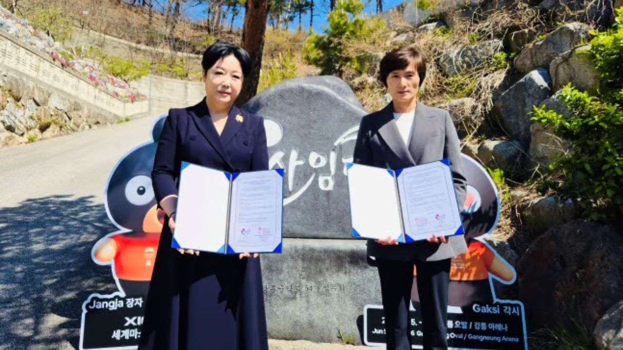 Hyun Jung-hwa, Ketua Eksekutif Komite Penyelenggara Kejuaraan Dunia Tenis Meja Masters Gangneung 2026 (kanan)