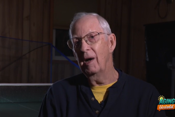 Di usia 80-an, Jack Devine temukan kekuatan untuk bangkit dari duka dan penyakit autoimun lewat tenis meja.