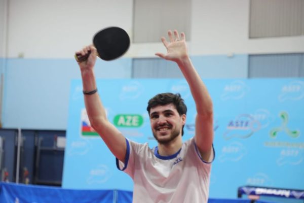 Atlet Azerbaijan Nihad Mammadov pecahkan rekor dunia servis tenis meja terjauh (17 meter).