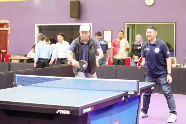 Kepala Dinas Kepemudaan dan Olahraga Adrianus AmriAmri saat membuka Liga Tenis Meja Kota Palembang di Lapangan Pitstop, Minggu 12 April 2026. (Doc. Kominfo Palembang)